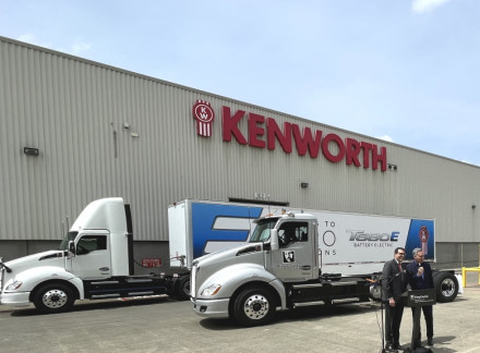 El vehículo eléctrico con batería Kenworth T680E del condado de King sale de la planta de Kenworth Renton